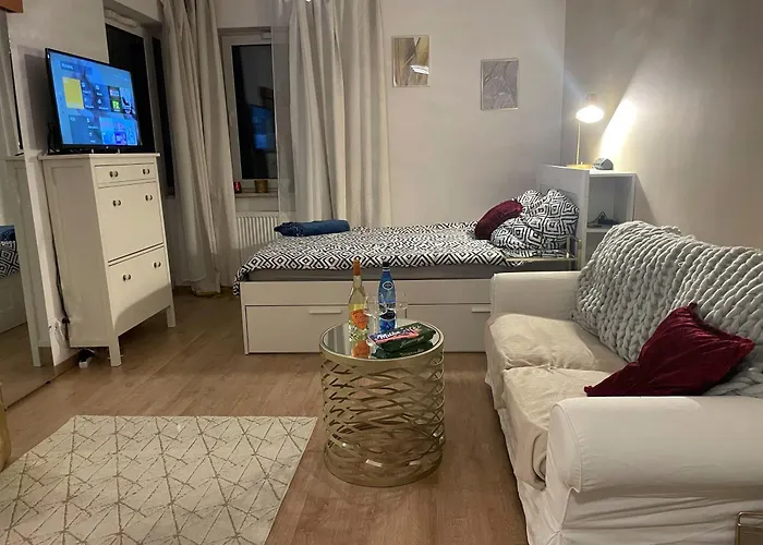 Spacious And Cozy Apartment In Bialoleki By Almundi
