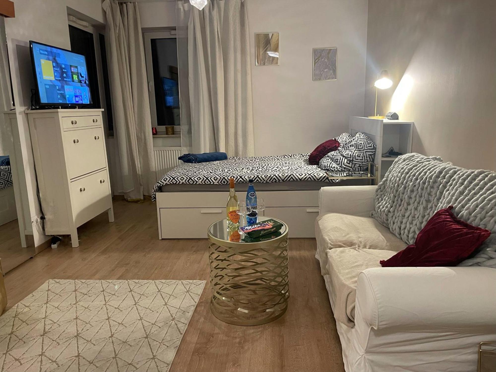 Apartment Spacious And Cozy In Bialoleki By Almundi